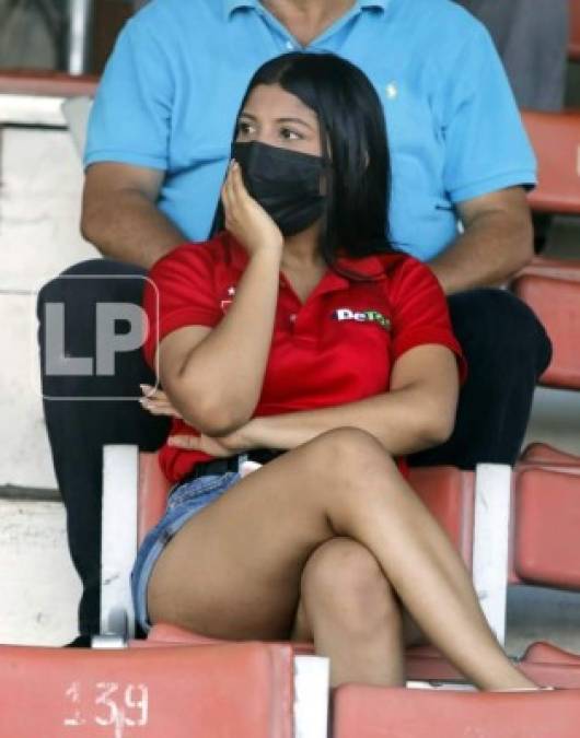 Esta sexy aficionada del Vida robó miradas en el estadio Marcelo Tinoco de Danlí.