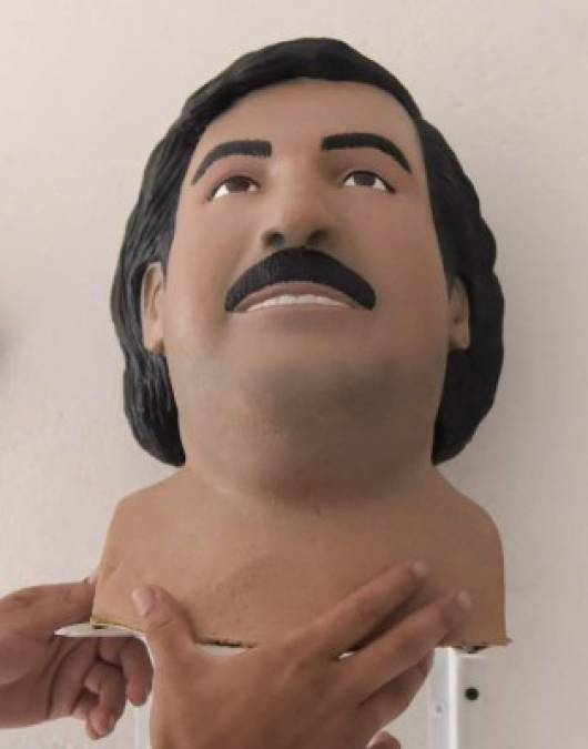 Vista de una imagen de la cara de Pablo Escobar en el museo del barrio de Pablo Escobar, donde muchos de sus residentes parecen venerarlo.