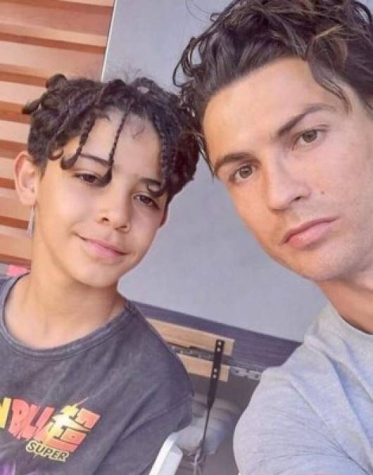 Con esta fotografía, Cristiano Ronaldo felicitó a su hijo por sus 10 años de edad: '“¡Me cuesta creer que mi hijo tiene 10 años! Cómo ha pasado el tiempo… Y siempre has sido una fuente de orgullo para este padre que tanto te ama. ¡Felicidades cachorro! ¡Hoy es un día feliz! ¡Te amo mucho!, fueron las palabras del jugador.