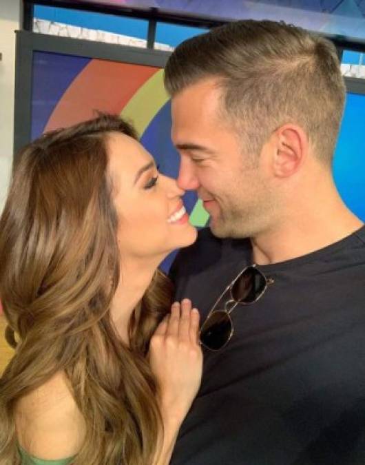 Lewis demostró que su relación va en serio publicando un extenso mensaje dedicado a Yanet.<br/>'Estoy muy agradecido por este amor mágico contigo. Es sorprendente cómo nos conectamos este año con cero expectativas, con el increíble amor y el apoyo que se ha desarrollado', escribió junto a una foto de ambos.