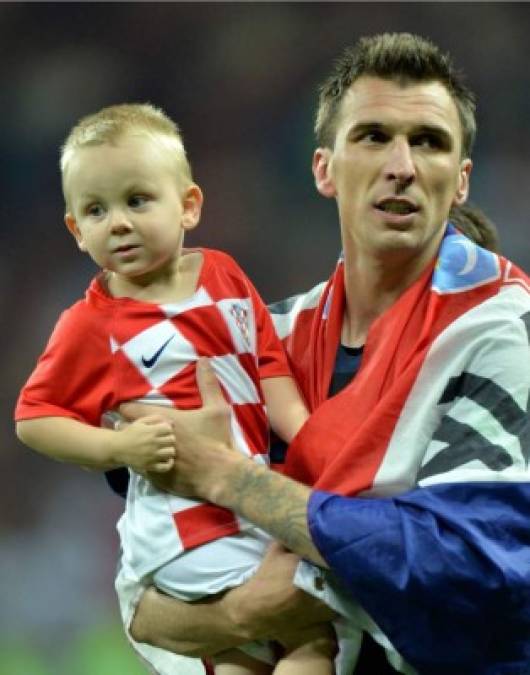 Mario Mandzukic celebró con el hijo de su compañero Domagoj Vida.