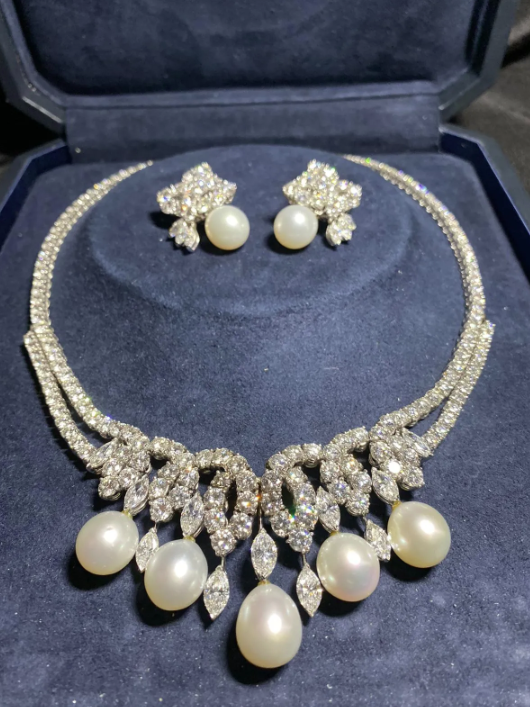 Esta imagen muestra las preciosas joyas que pertenecían a Diana de Gales.