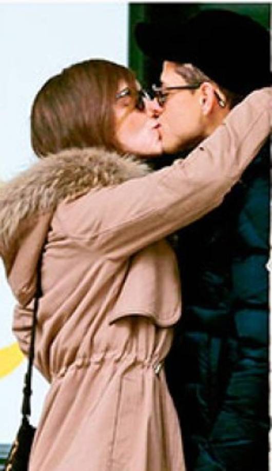 Este beso confirma el nuevo romance.