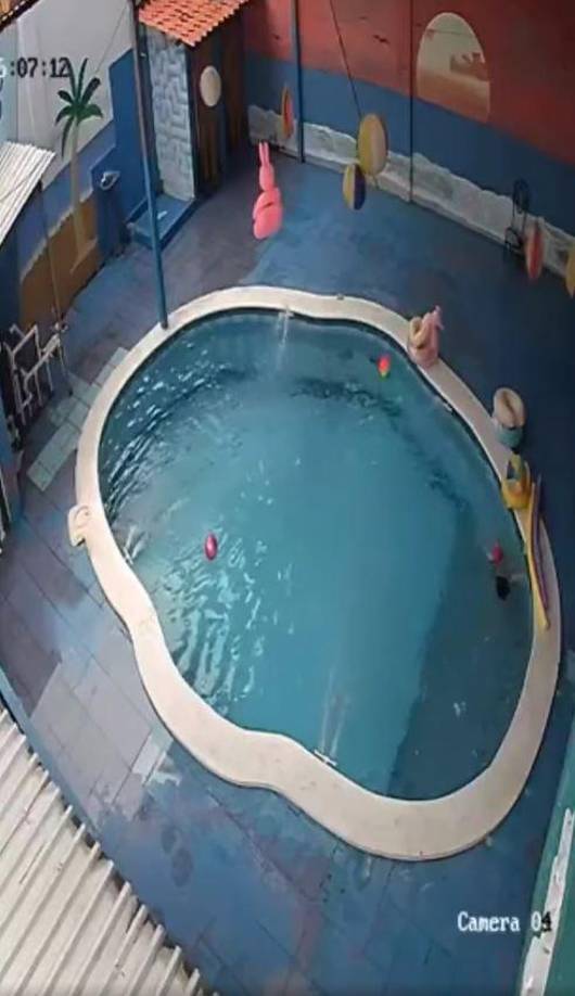 La menor vuelve a flotar boca abajo. Los minutos pasan y, en este punto, cualquiera pensaría que yace sin vida. 