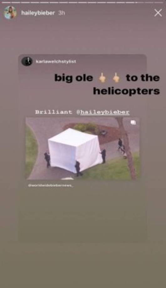 Bieber y Baldwin quisieron mantener alguno detalles de su enlace en privado. Como compartió la modelo en sus redes, esta llegó a caminar cubierta por una carpa para evitar que los medios vieran su vestido.