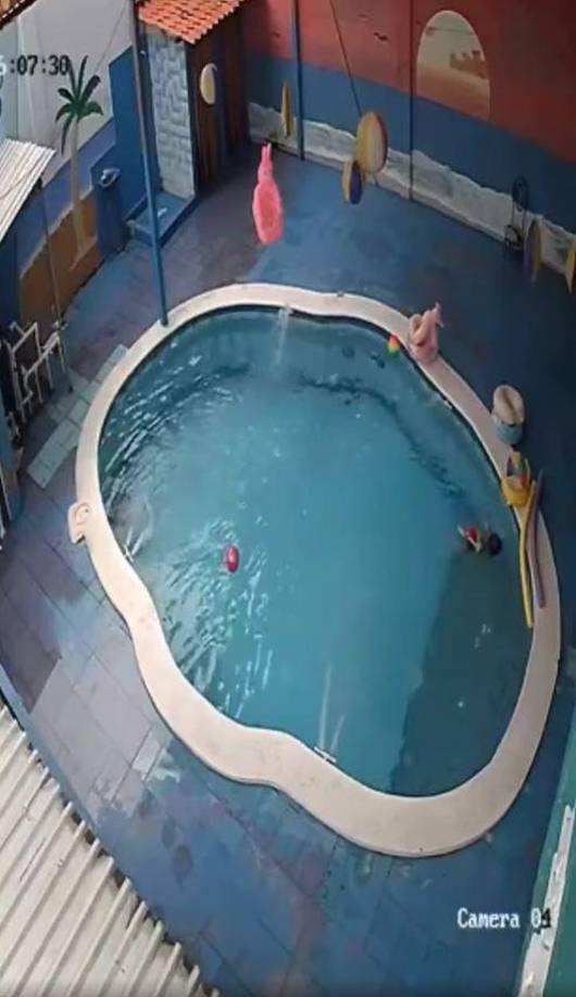 La menor continúa flotando y la cámara de seguridad del hogar de Madrid registra las imágenes. 