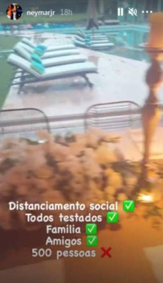 'Comidita en casa, con distanciamiento entre una silla y otra. Y no es para 500 personas', ironizó el jugador de la selección brasileña al comentar una fotografía que publicó en Instagram de una mesa decorada para una fiesta de año nuevo con flores blancas y velas.