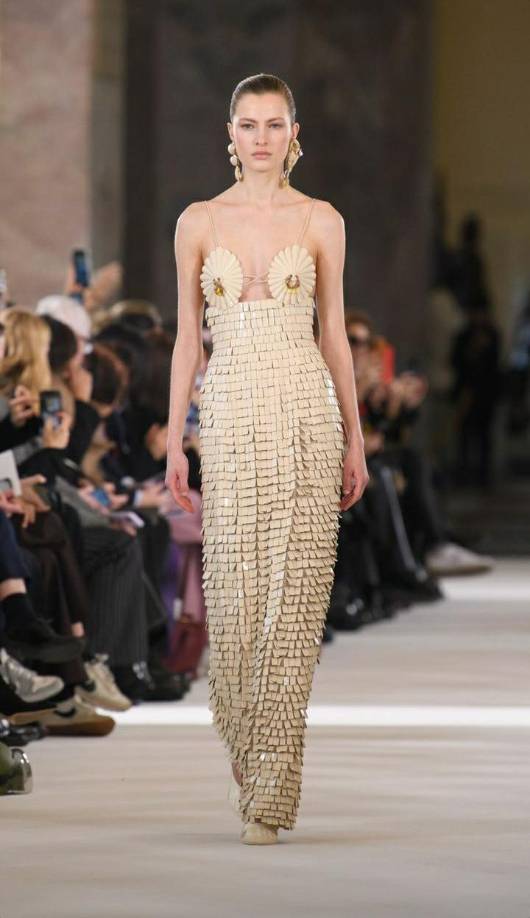 <b>”Elsa Schiaparelli siempre sorprendió con su trabajo y, con los años, la gente ha aprendido a venir a Schiaparelli con espíritu de curiosidad. No sabes lo que te vas a encontrar”, destacó en una nota de prensa ofrecida a los asistentes el director creativo de la marca, el estadounidense Daniel Roseberry.</b>