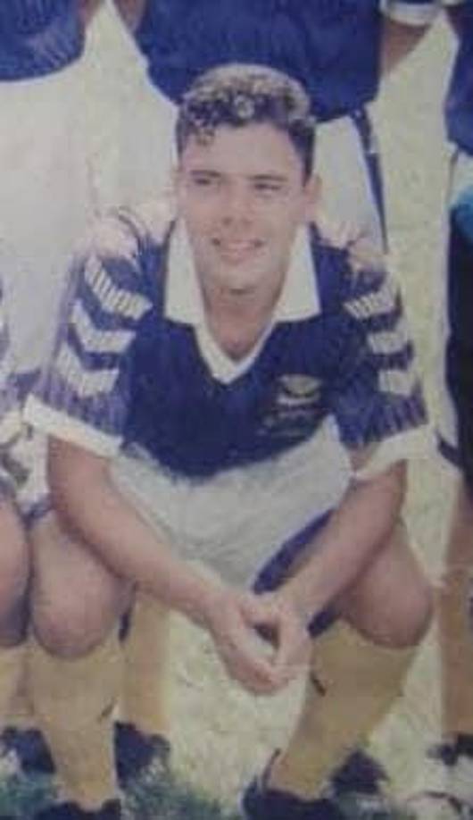 Esta es una foto de Edwin Sorto más joven cuando jugaba en el Subirana.