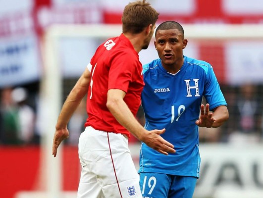 Steven Gerrard criticó al árbitro y a la Selección de Honduras