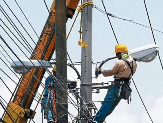 Instalan 2,000 lámparas en San Pedro Sula y Tegucigalpa