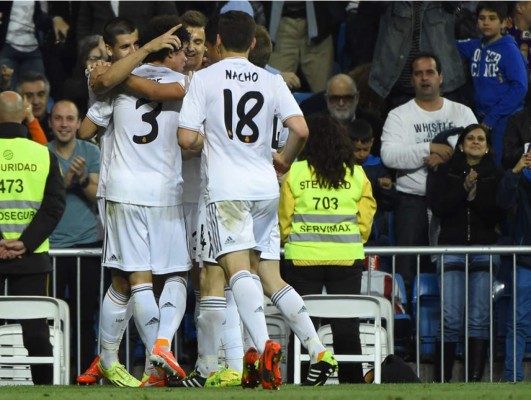 Real Madrid golea al Almería y baja al Barça del segundo puesto