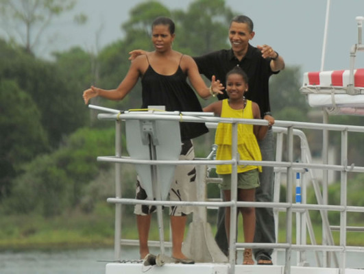 Obama se moja en playas del Golfo de México
