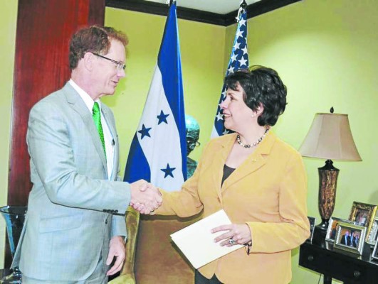 Embajador de Estados Unidos entrega copias de estilo en Tegucigalpa