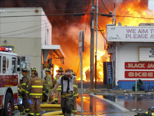 Violento incendio consume parte del icónico paseo costero de Nueva Jersey