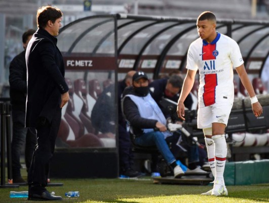 Mbappé se retira lesionado y PSG informa sobre estado de salud del francés