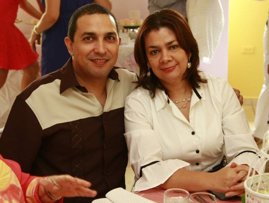 Marianne Castillo recibe el sacramento del bautismo