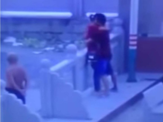 Pareja tiene sexo en plena calle y abuelo se acerca para comprobarlo