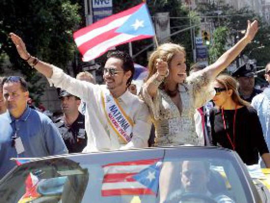 JLo y Marc Anthony engalanan desfile boricua en Nueva York