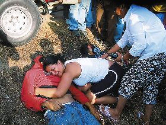 Muere modelo al chocar su vehículo contra rastra