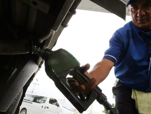 Gasolina superior aumenta 79 centavos y la regular casi un lempira