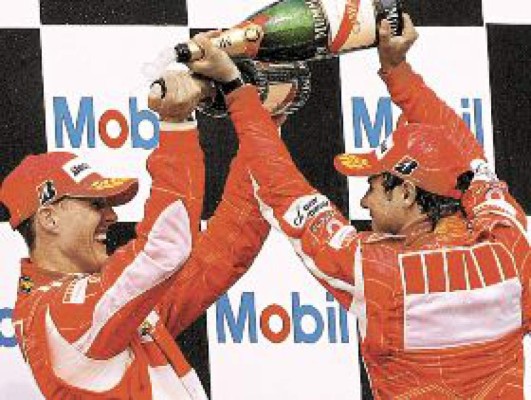 Schumacher mete presión