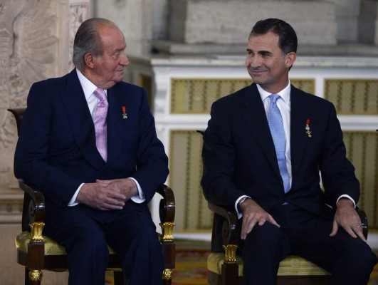Juan Carlos firma su abdicación como rey de España