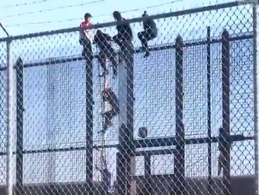 Video: Así burlan los inmigrantes el muro de Trump en Texas