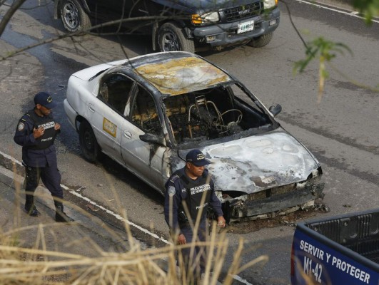 Le prenden fuego a un taxi en Tegucigalpa