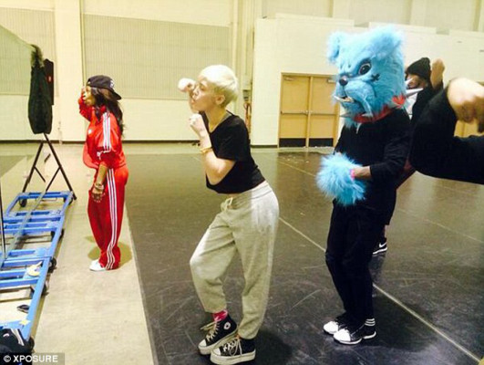 Miley Cyrus posa con enorme hotdog y promociona su gira