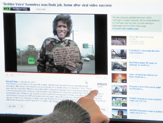 Le llueven ofertas al mendigo de oro