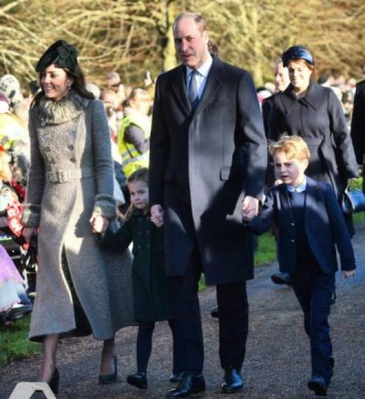 El heredero al trono junto a su esposa, Kate Middleton, estuvieron acompañados de sus hijos mayores, los príncipes George y Charlotte.