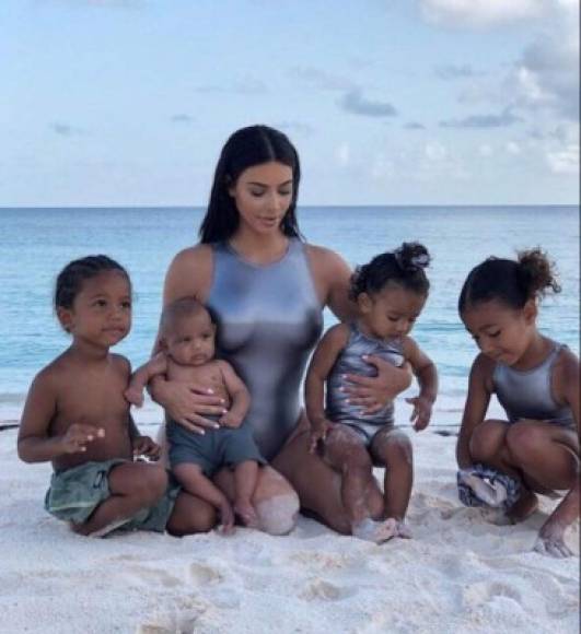 En las últimas semanas Kim Kardashian se olvidó de mencionar a su esposo en sus redes sociales, en las que es muy seguida. La pareja tiene dos niñas, North (7 años) y Chicago (2 años), y dos niños, Saint (5 años) y Psalm (19 meses).