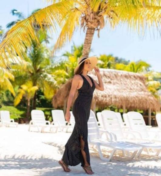 La modelo y actual Miss Honduras, Vanessa Villars, colgó en su Instagram una foto en la que luce un vestido negro y un sobrero, mientras camina por la orilla de la playa.