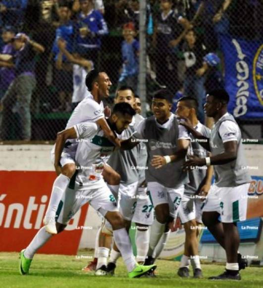 La celebración de los jugadores del Platense tras el gol de Joshua Nieto que dio la victoria contra el Motagua. Foto Neptalí Romero