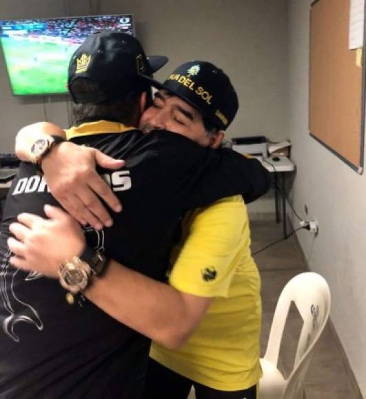 El expugilista Julio César Chávez dio un mensaje de motivación para los futbolistas al relatarles una pelea del año 1990 en la que venció por nocaut técnico al estadounidense Meldrick Taylor cuando faltaban escasos segundos para que terminara el último round. Se abrazó con Maradona.