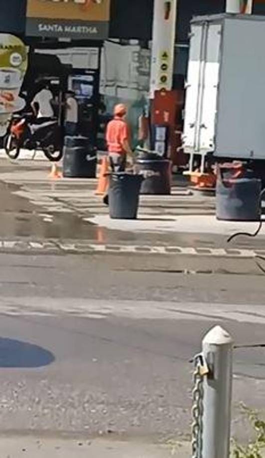 Su asesino llegó a bordo de una motocicleta y le gritó desde afuera.