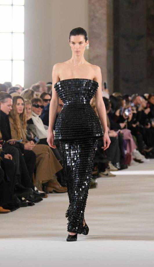 <b>En el desfile, destacó además la silueta elegida por el creador, que despoja lo rectilíneo y aboga por una cintura estrecha y una cadera muy marcada y redondeada, como en un rígido traje de chaqueta que parece más bien un vestido de noche.</b>