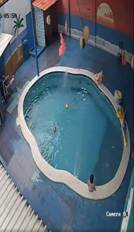 Seguido de esto, se sienta a la orilla. 