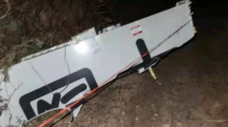 Esta foto tomada el 21 de marzo de 2022 muestra los restos de un avión de pasajeros de China Eastern que se estrelló contra la ladera de una montaña en el condado de Tengxian, ciudad de Wuzhou, en la región sureña de Guangxi en China.