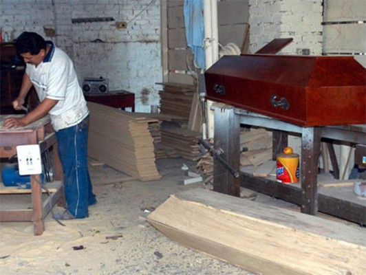 Escasez de ataúdes castiga a funerarias en Venezuela