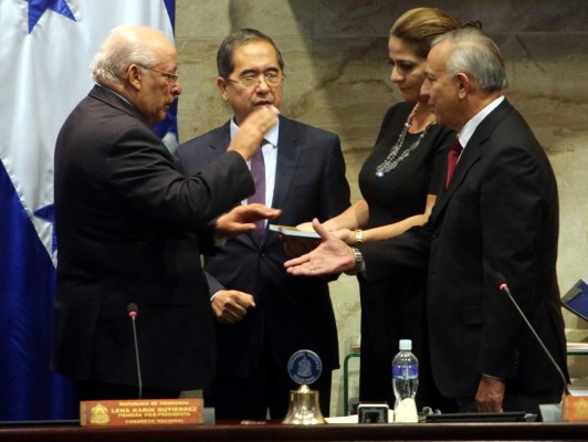 DR JuramentaciÃ³n de nuevo magistrado de la corte Victor Lozano en congreso nacional 17 Dic 2012