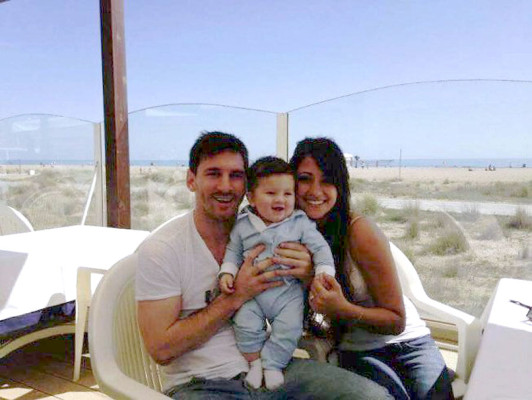 Foto: Messi presenta a su hijo Thiago