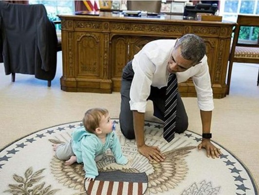 Foto viral del momento: Obama gateando junto a una niña