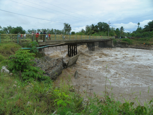 Habilitan puente en vertedero La Fragua