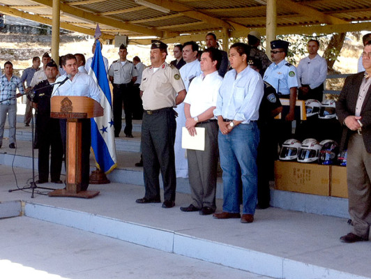 Juan Orlando entrega equipo a la Policía con fondos de la Tasa de Seguridad