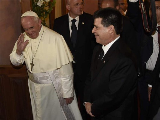 El Papa reparte esperanza a los niños en hospital de Paraguay