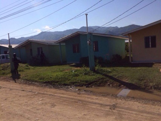 Entre los bienes asegurados esta mañana está un complejo habitacional.