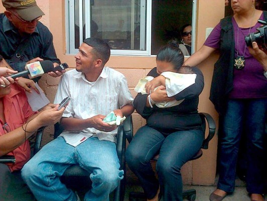 Madre hondureña recibe su mejor regalo al recuperar a su hija