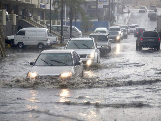 Lluvias con fuertes vientos y granizo dejan daños en Tegucigalpa